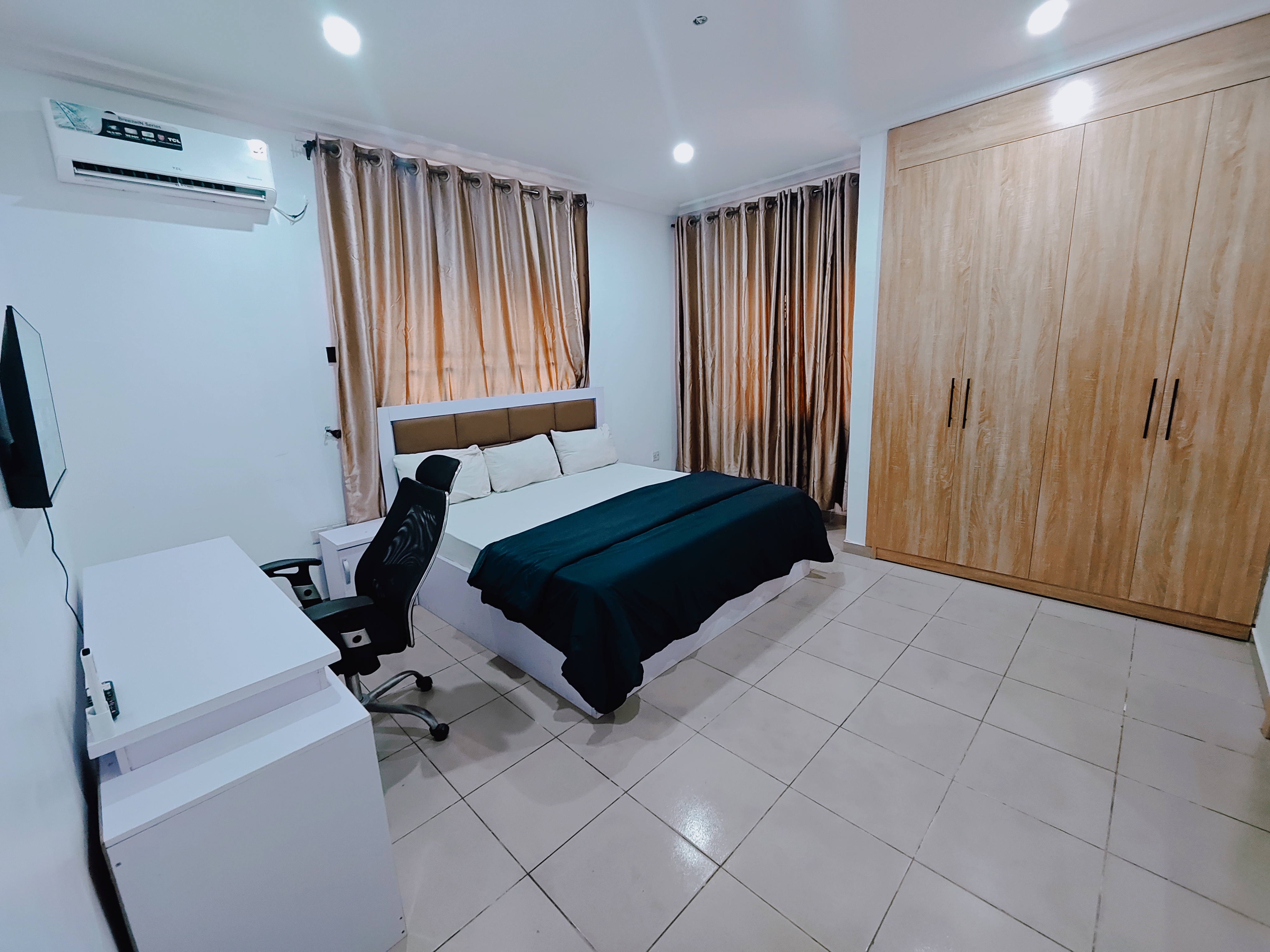 AY10 Luxury Suites Lekki - 24hr Power, Wifi, Netflix, Very Secured Environment